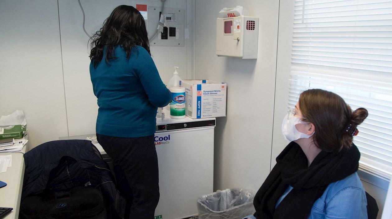 Una mujer espera por vacunación en Nueva York.