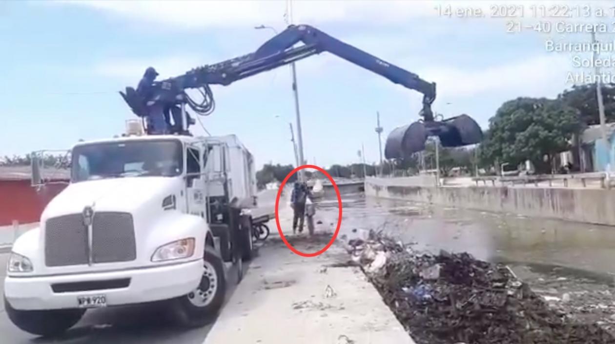 En el círculo el carretillero arrojando desechos al cauce del arroyo.