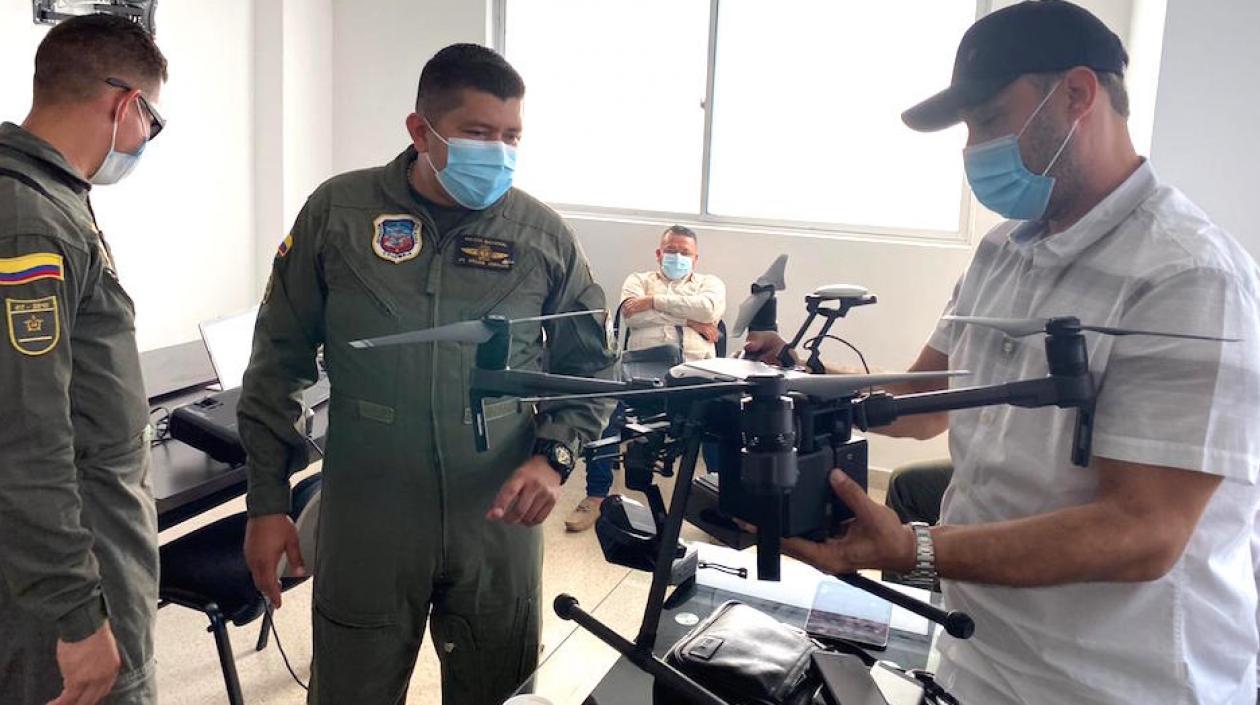 El Alcalde José Fernando Vargas con uno de los drones.
