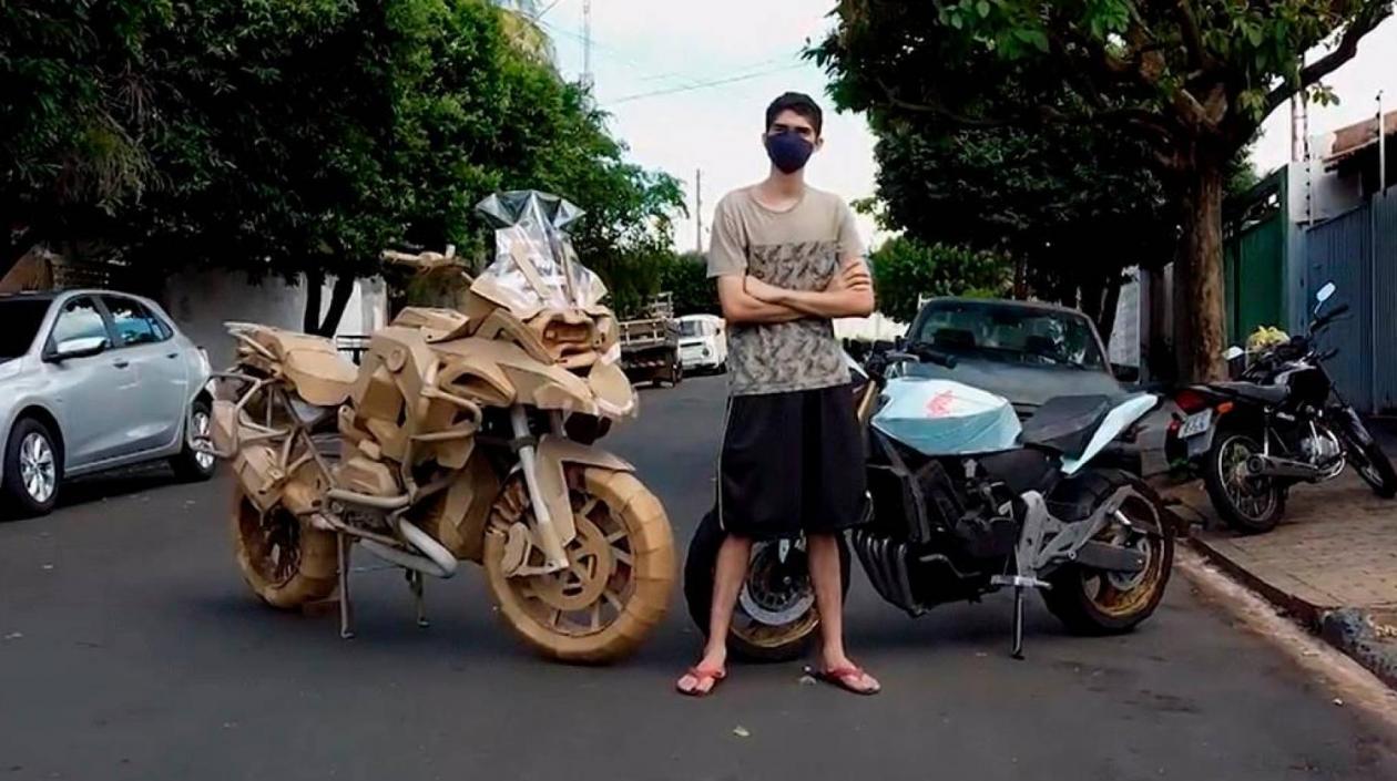 Henry Gonçalves al lado de una de sus reproducciones. 