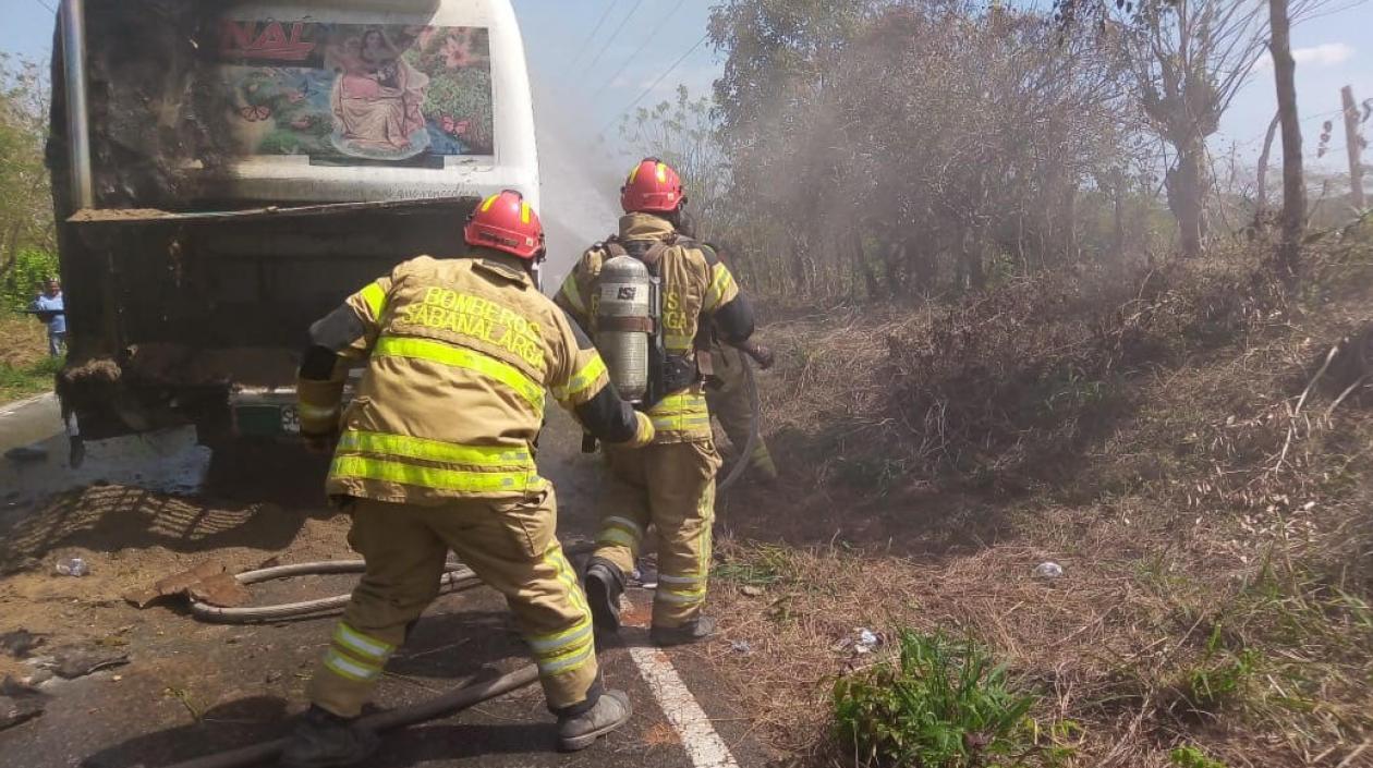 Incendio de bus en la Vía Manatí-Sabanalarga 