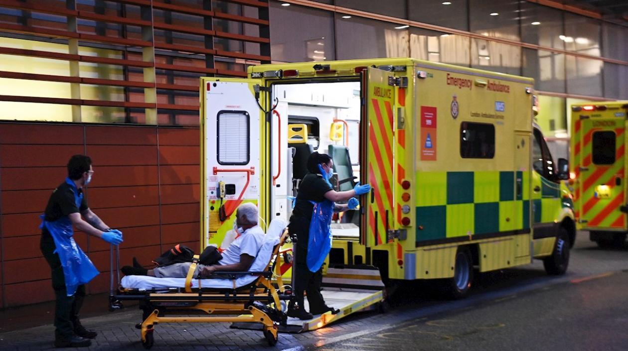 Un paciente es remitido a una clínica en Reino Unido.