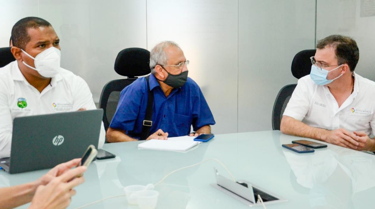 El alcalde Andrés Gómez, a la derecha, durante una reunión sobre el manejo del Covid-19 en la ciudad.