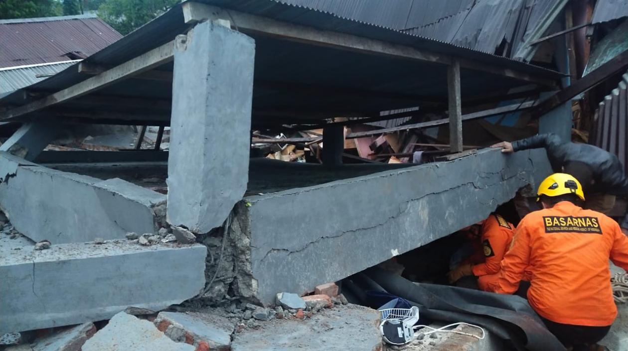 Organismos de socorro trabajan en la remoción de escombros para hallar supervivientes.