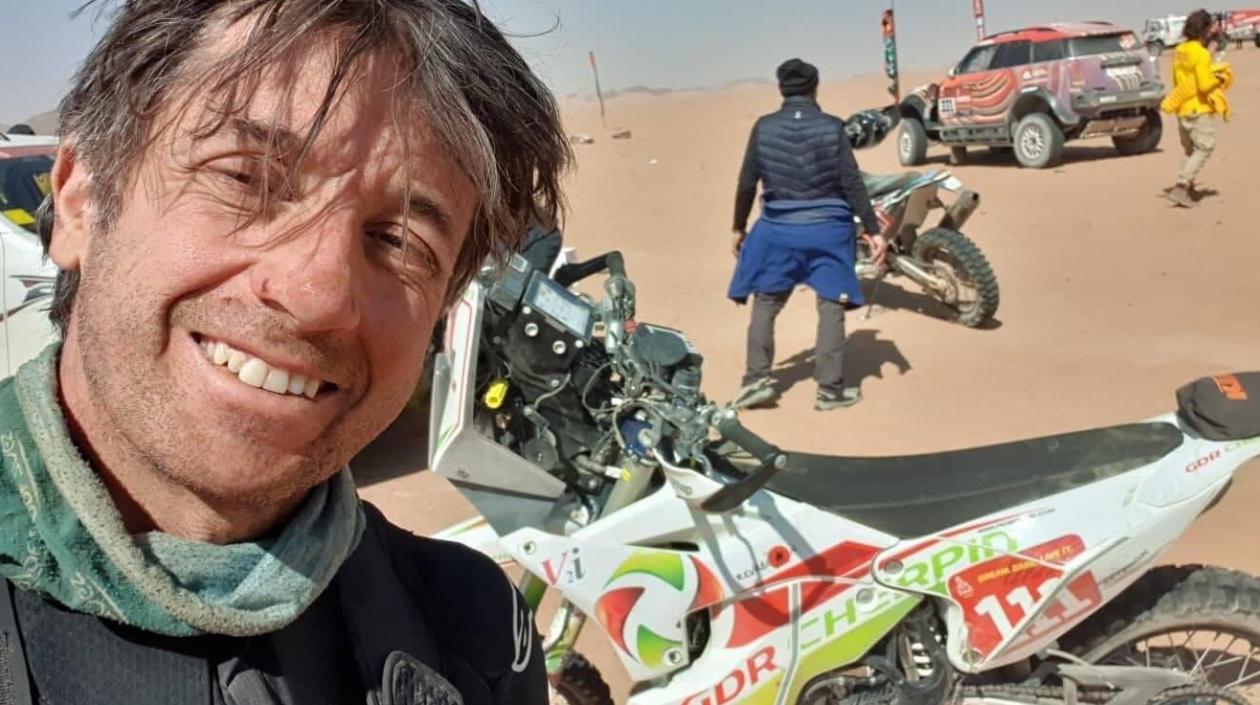Pierre Cherpin, al lado de su motocicleta. 