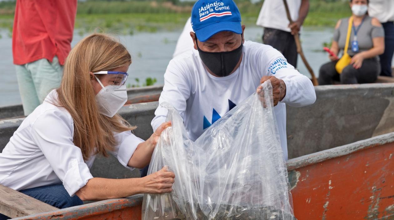 Gobernadora Elsa Noguera con uno de los pescadores beneficiados del programa.