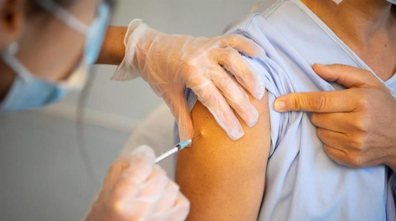 La vacunación comienza en febrero en Colombia, mediante dos fases.