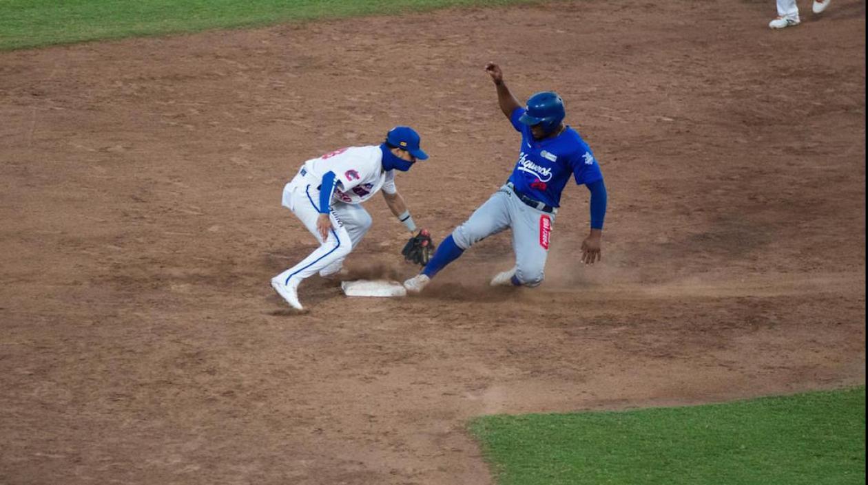 Francisco Acuña en jugada en la segunda base.
