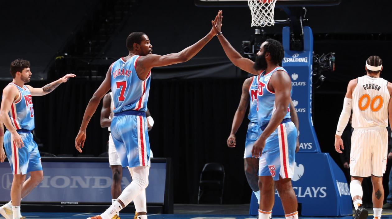 Kevin Durant y James Harden se felicitan tras una gran jugada. 
