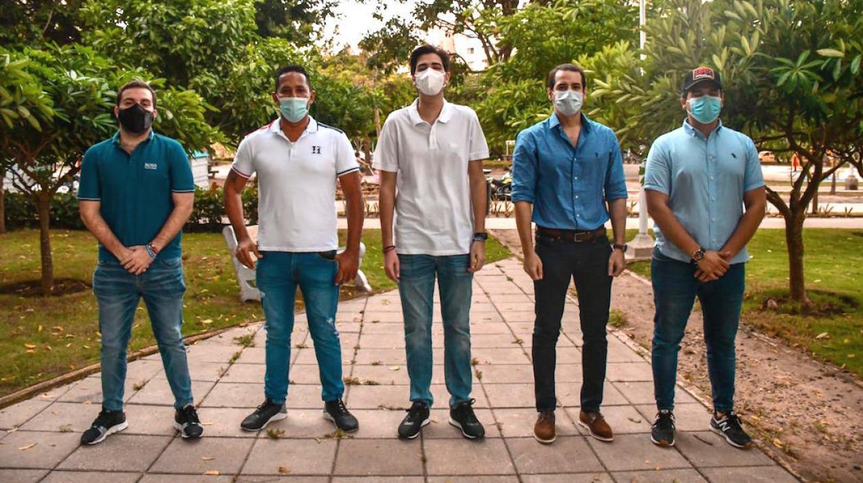 Mesa directiva de la JAL y Alcalde Local de Riomar.