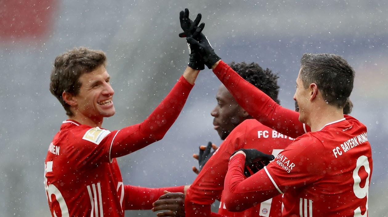Thomas Müller y Robert Lewandowski se felicitan tras el gol del triunfo. 