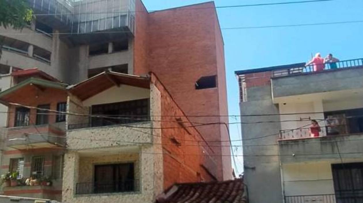 Clínica desde donde cayó el vehículo.