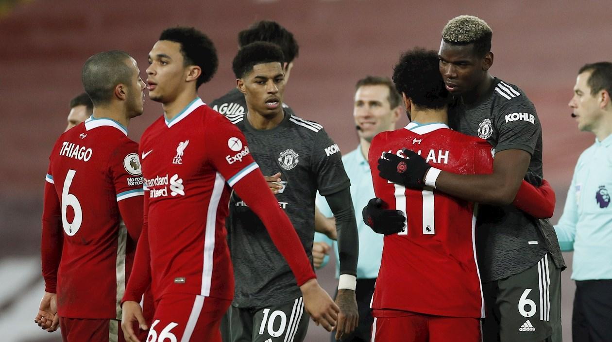 Paul Pogba y Mohamed Salah se dan un abrazo tras el juego. 