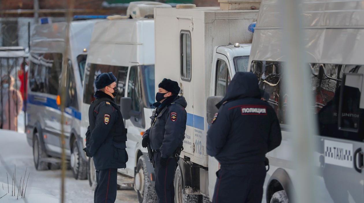 Afueras de la comisaría donde permanece detenido el opositor ruso Alexéi Navalni.