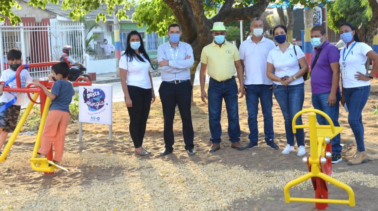 Directivos de Air-e y líderes comunales en uno de los parques.