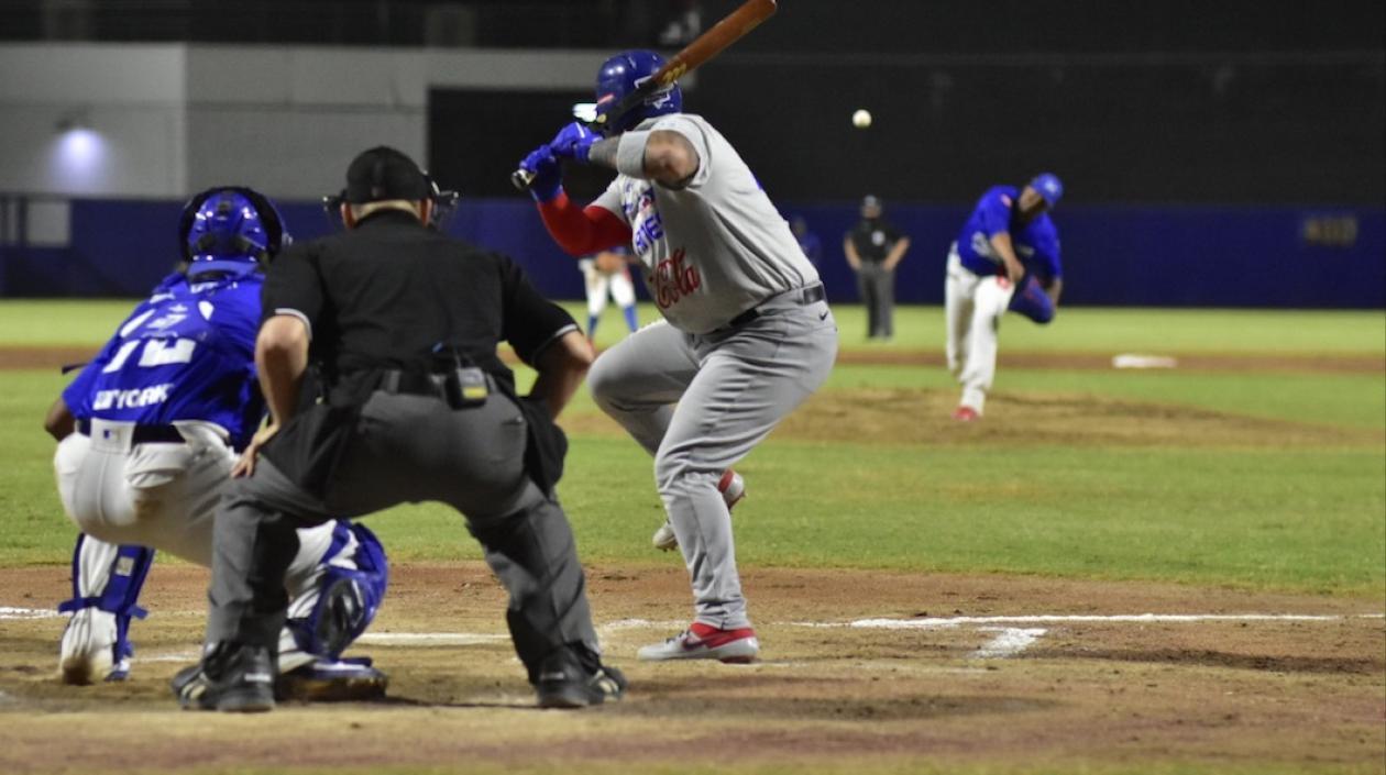 Pedro Echemendía domina a Sandy León.