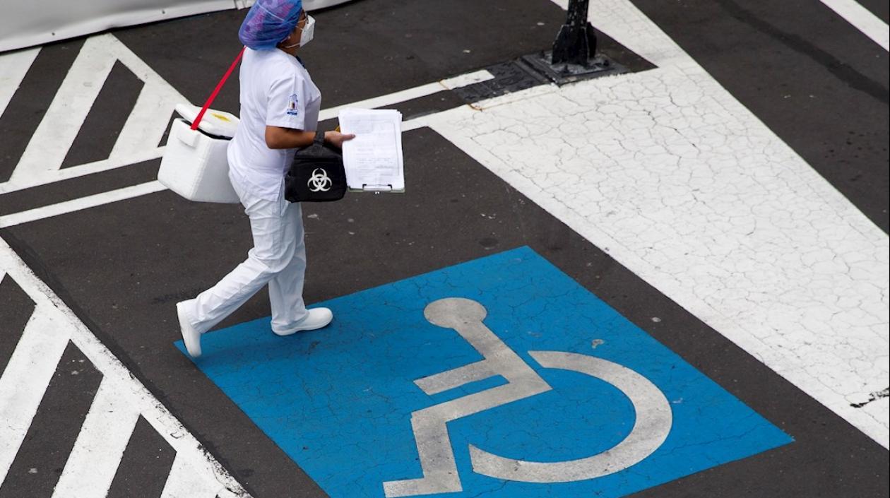 Una enfermera camina rumbo al Hospital IESS del Sur, que concentra gran cantidad de pacientes con síntomas relacionados a la covid-19 hoy, en Quito (Ecuador). 