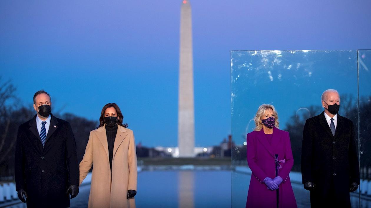 En la foto la vicepresidenta Kamala Harris y su esposo Doug Emhoff, y el presidente electo Joe Biden y su esposa Jill Biden.