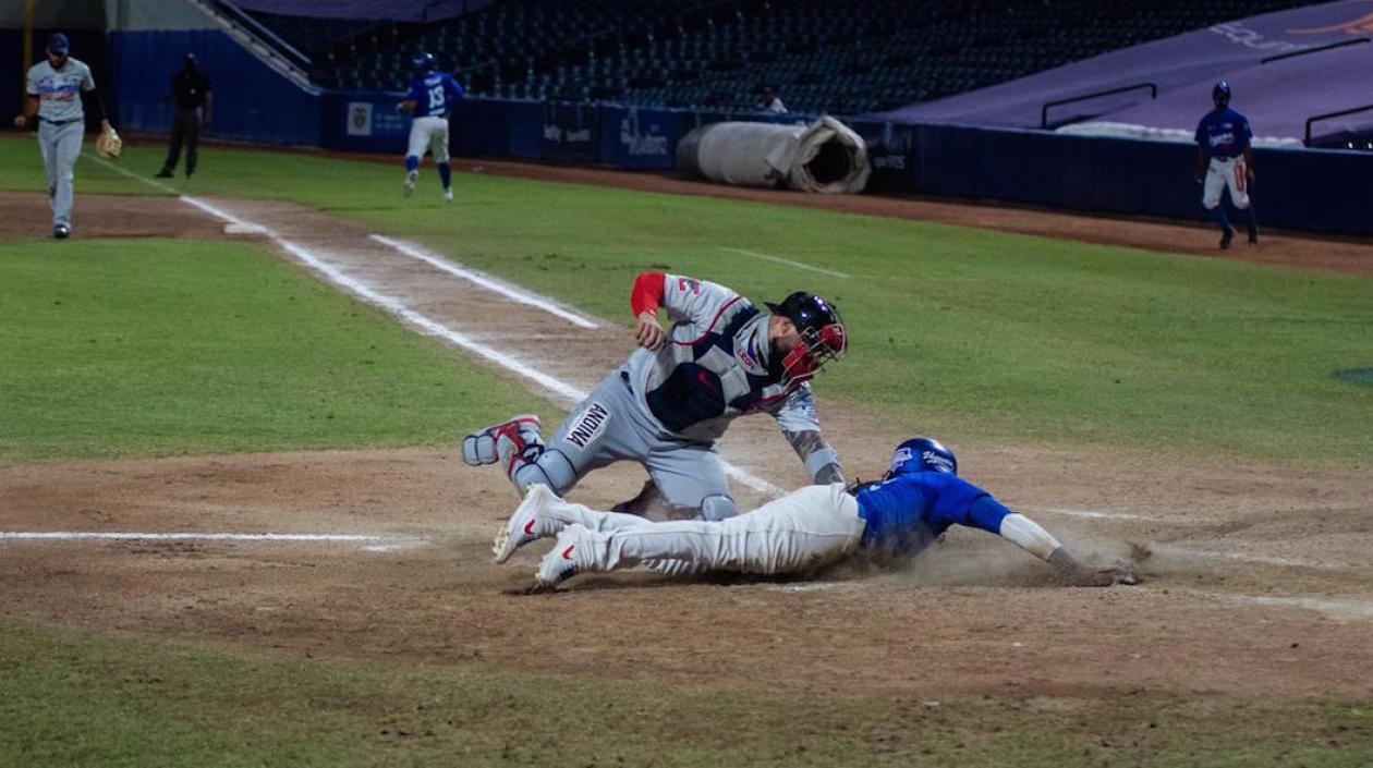 Sandy León saca en out a un corredor en el home.