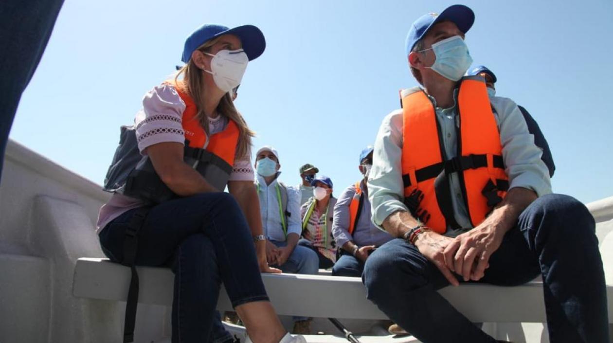 La Gobernadora en el recorrido con MinAmbiente por el Guájaro.