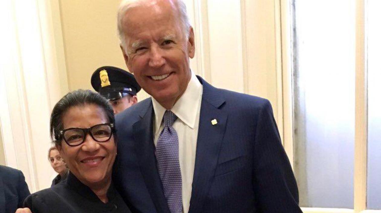 Tereza González y el presidente de EE.UU., Joe Biden.