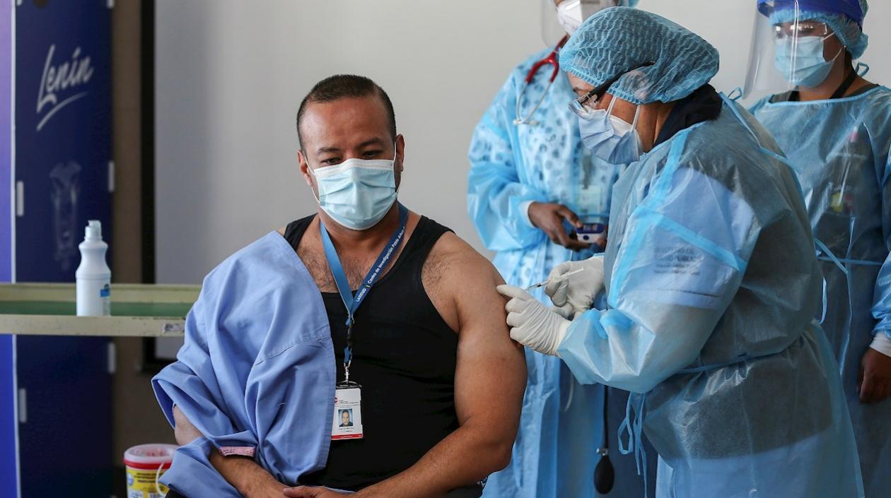 El primer vacunado en Ecuador, Jorge Luis Vélez.