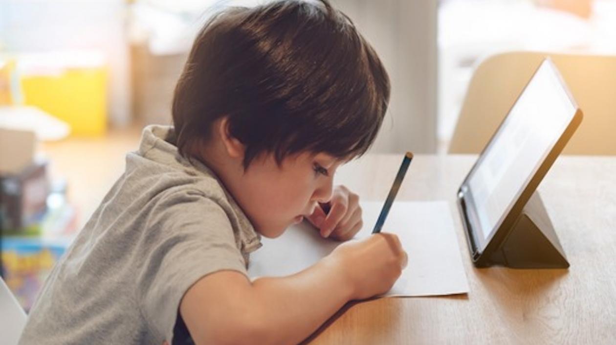 Niño estudiando online desde su casa, debido a la pandemia.