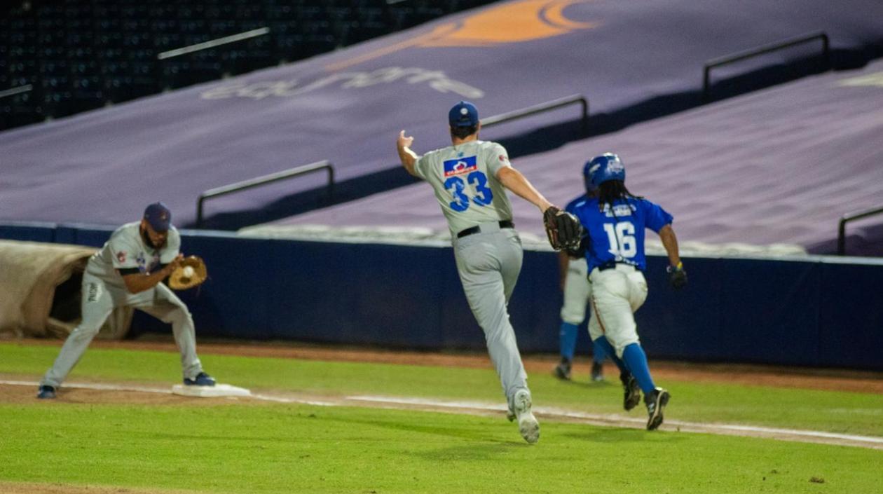 David Holmberg pone en out a Yohnny Hernández con tiro a primera.