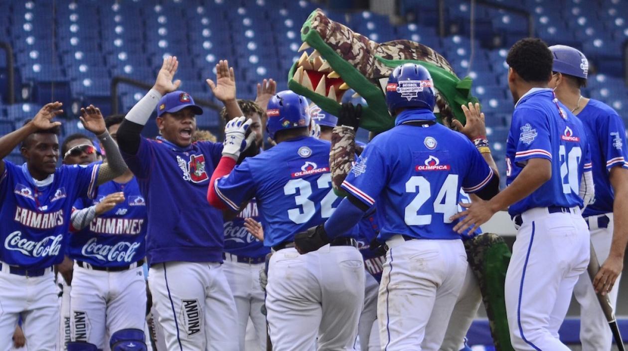Caimanes celebra tras tomar la ventaja en el juego.