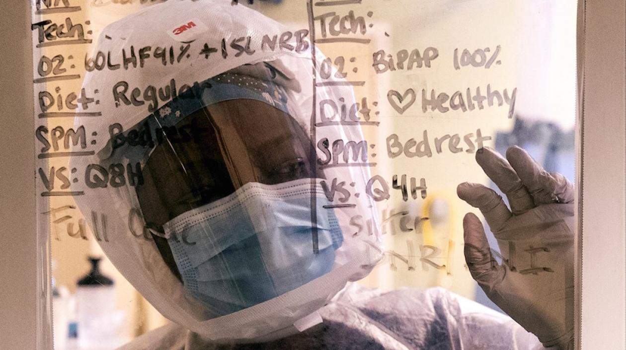 Una enfermera subrayando instrucciones para tratar a un paciente con Covid-19 en California. 