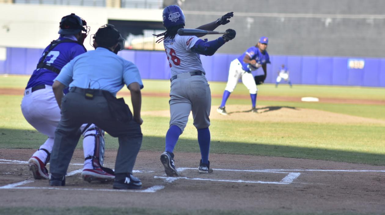 Yohnny Hernández se poncha ante los envíos de Eduar López. 
