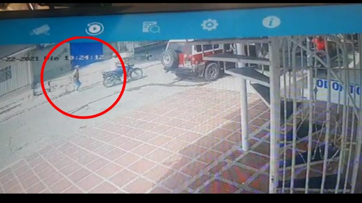 Momento en que el sicario se acerca para asesinar a su víctima. 