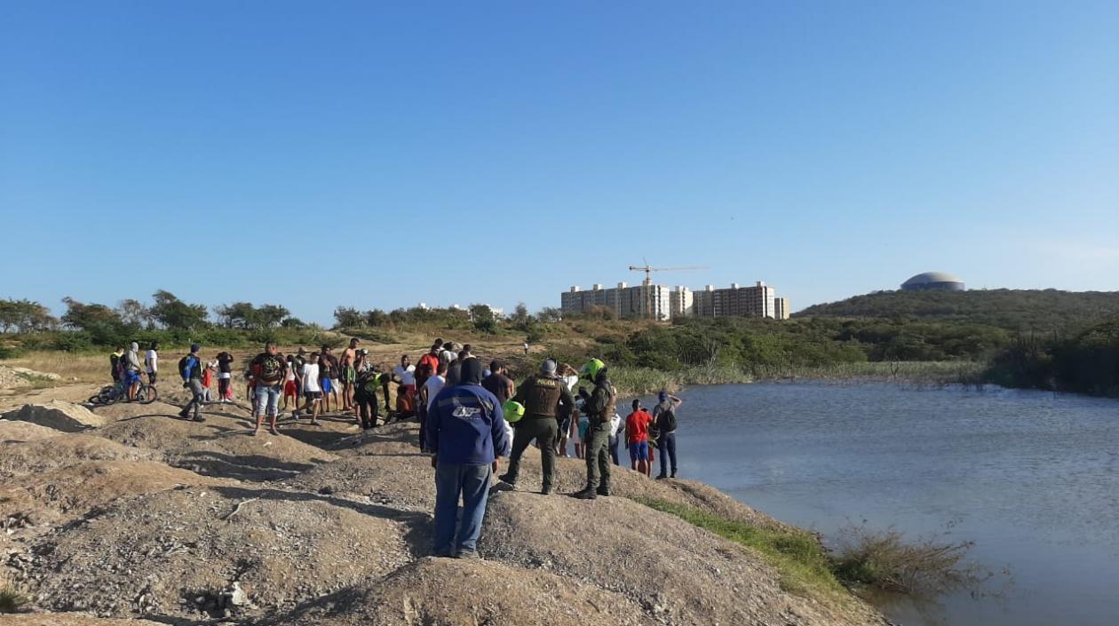 El joven se ahogó en este jagüey, en el barrio Las Granjas. 