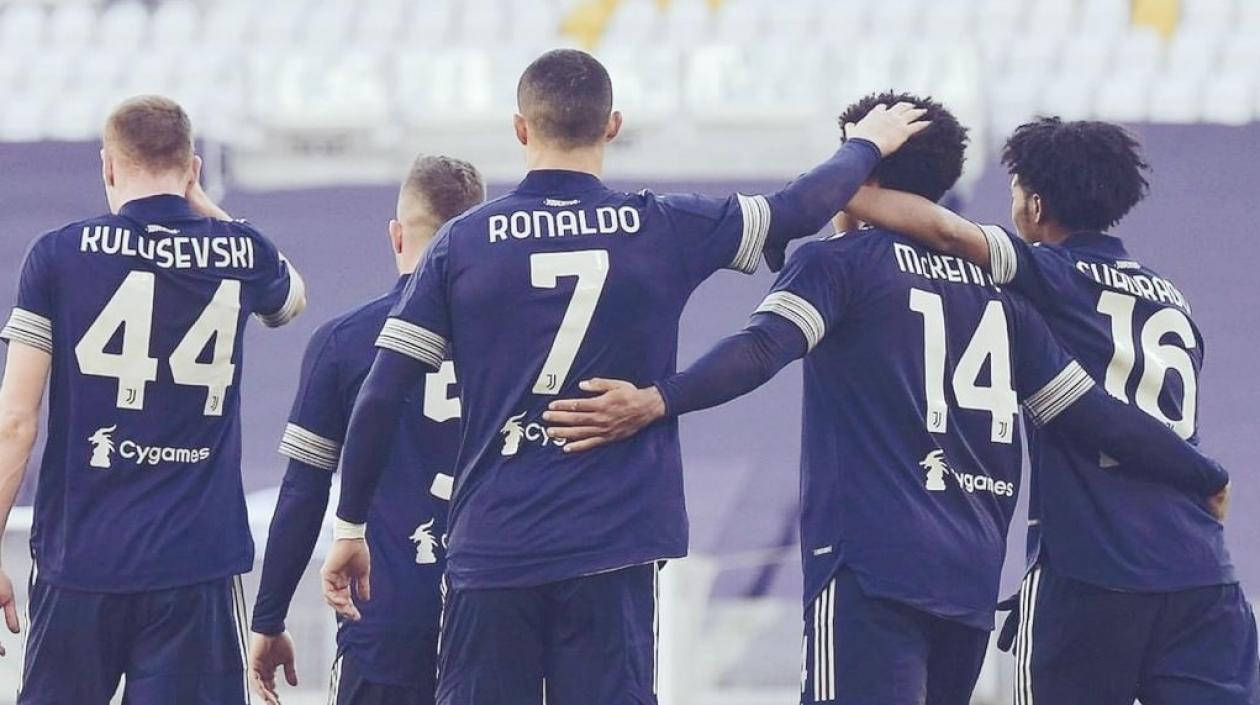 Weston McKennie celebra junto a Cristiano Ronaldo y Juan Guillermo Cuadrado. 