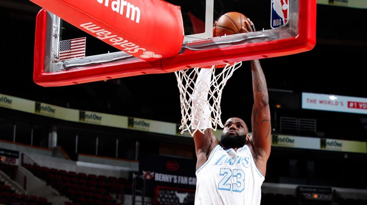 LeBron James hace una volcada en el aro. 