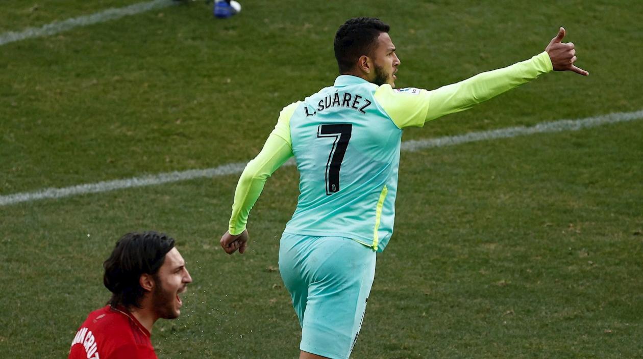Luis Suárez celebra su gol ante el Osasuna. 
