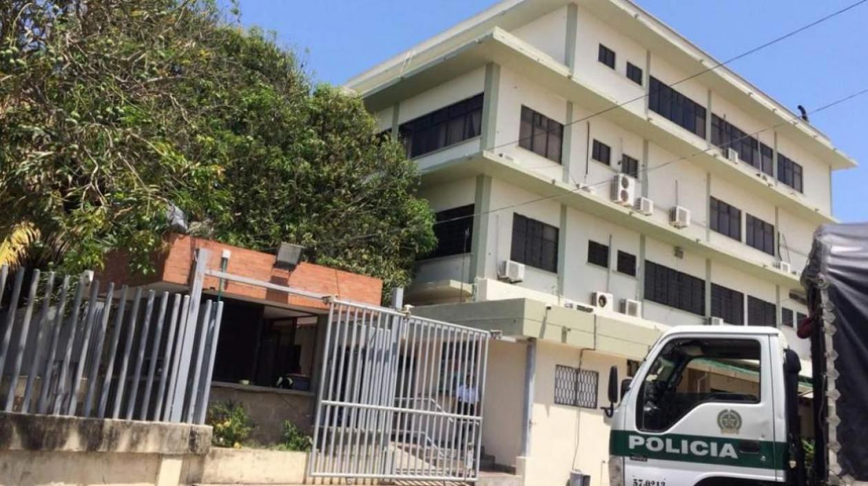 El cuerpo de Juan Carlos Guzmán fue llevado a Medicina Legal. 