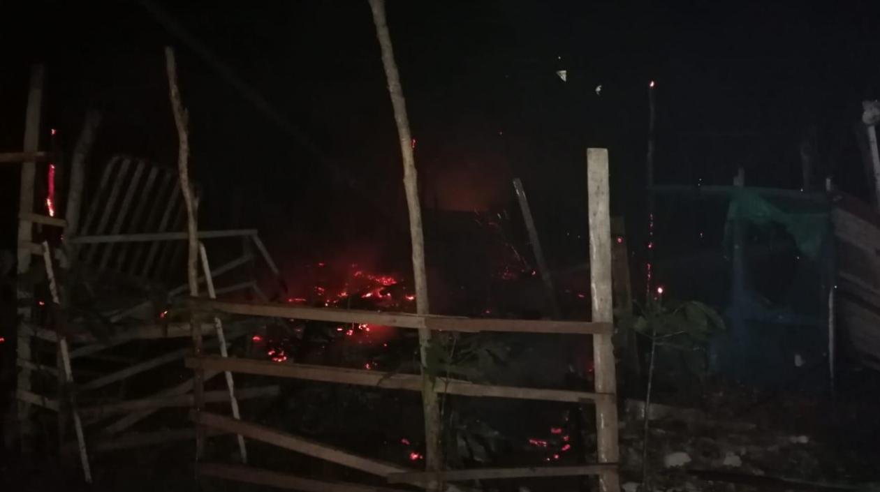 Las viviendas de madera destruidas por las llamas. 