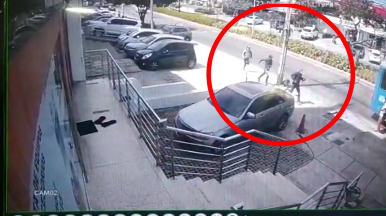 Momentos en que los tres presuntos ladrones se daban a la huída. 