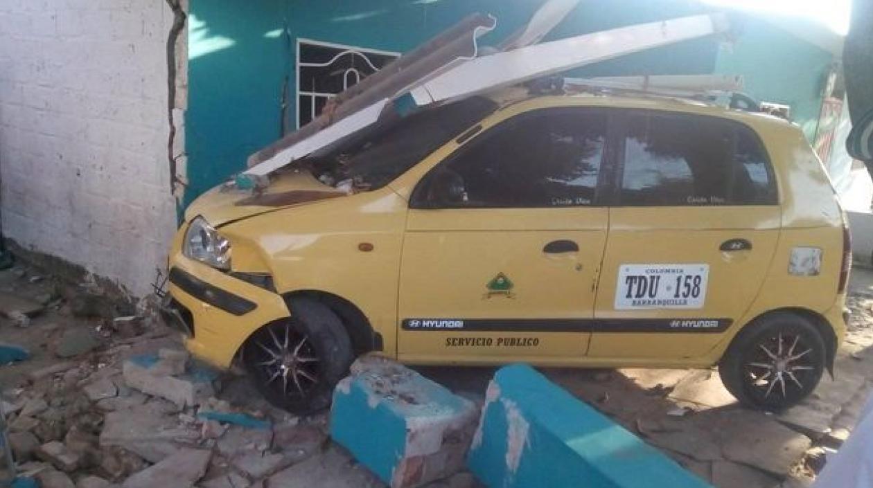 Así quedó el taxi tras estrellarse contra la vivienda. 