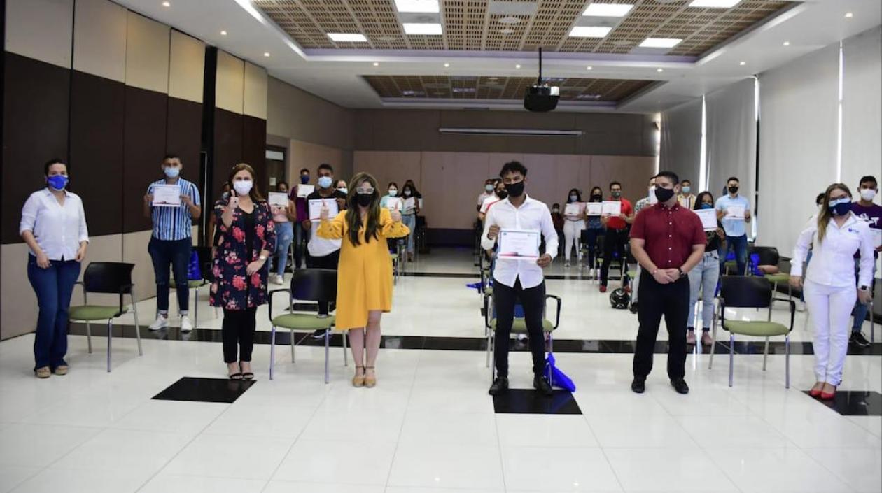 El grupo de estudiantes beneficiados con las becas.