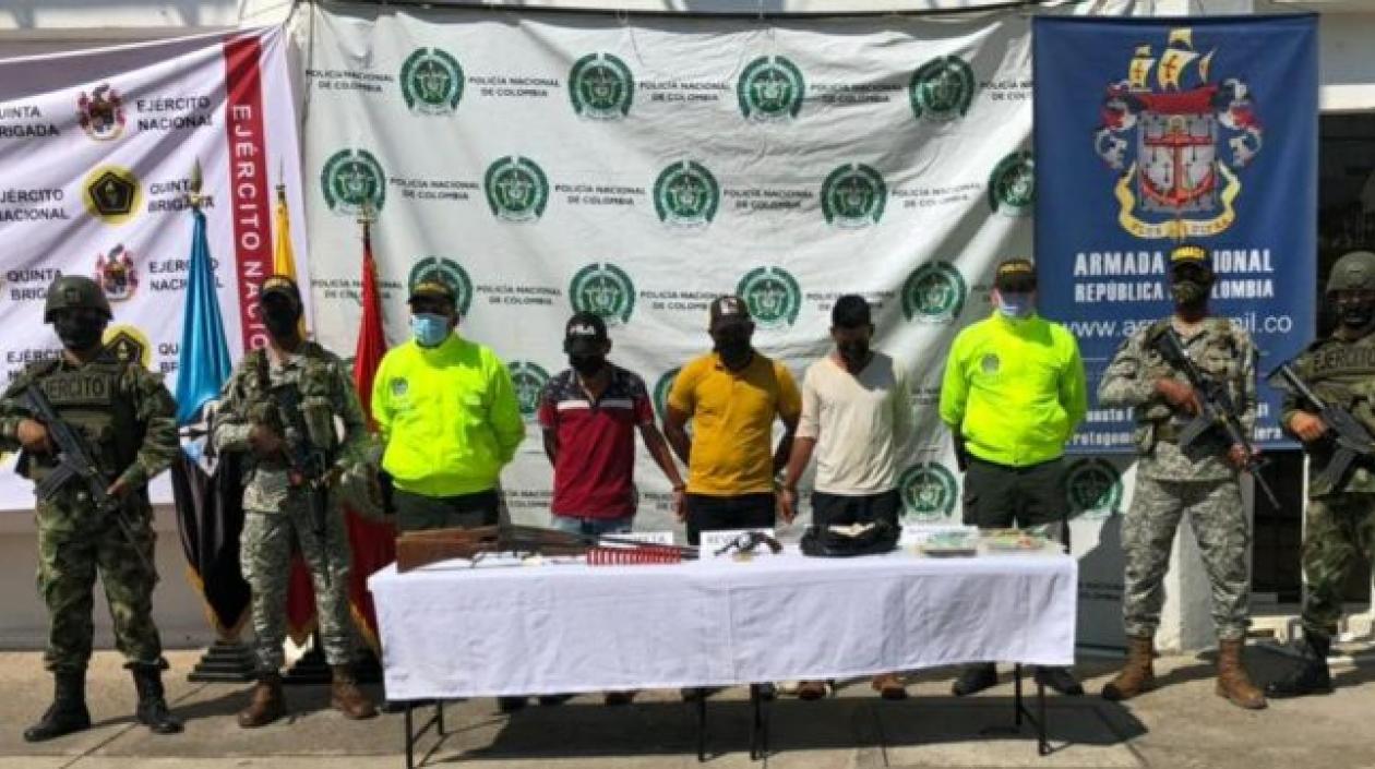 Los tres capturados en el operativo. 