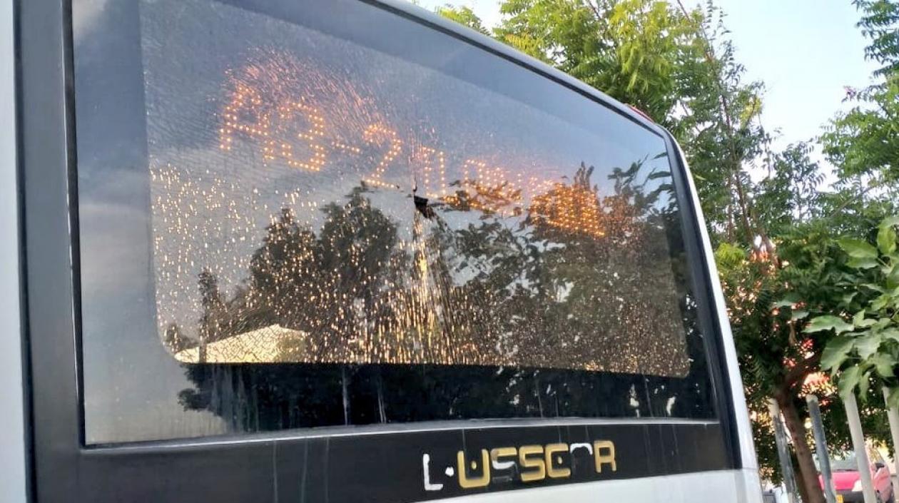 El vehículo de Transmetro objeto del vandalismo.