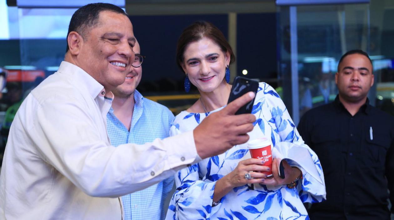 La Ministra Ángela María Orozco, durante una visita protocolaria al aeropuerto.