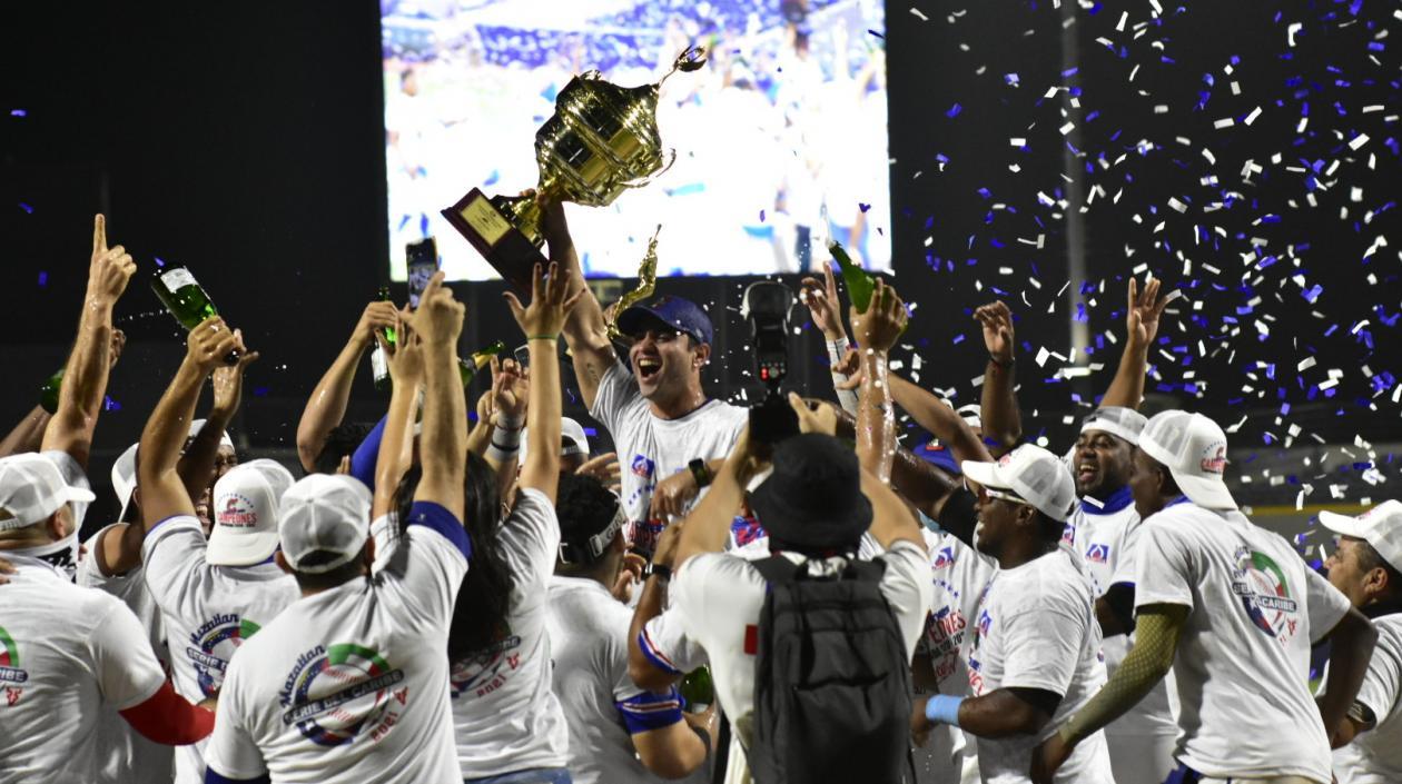 José Mosquera Crisson, mánager de Caimanes, celebra el título. 