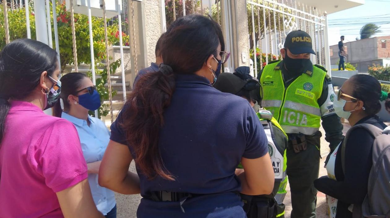 La madre de la joven en Los Nogales (derecha).