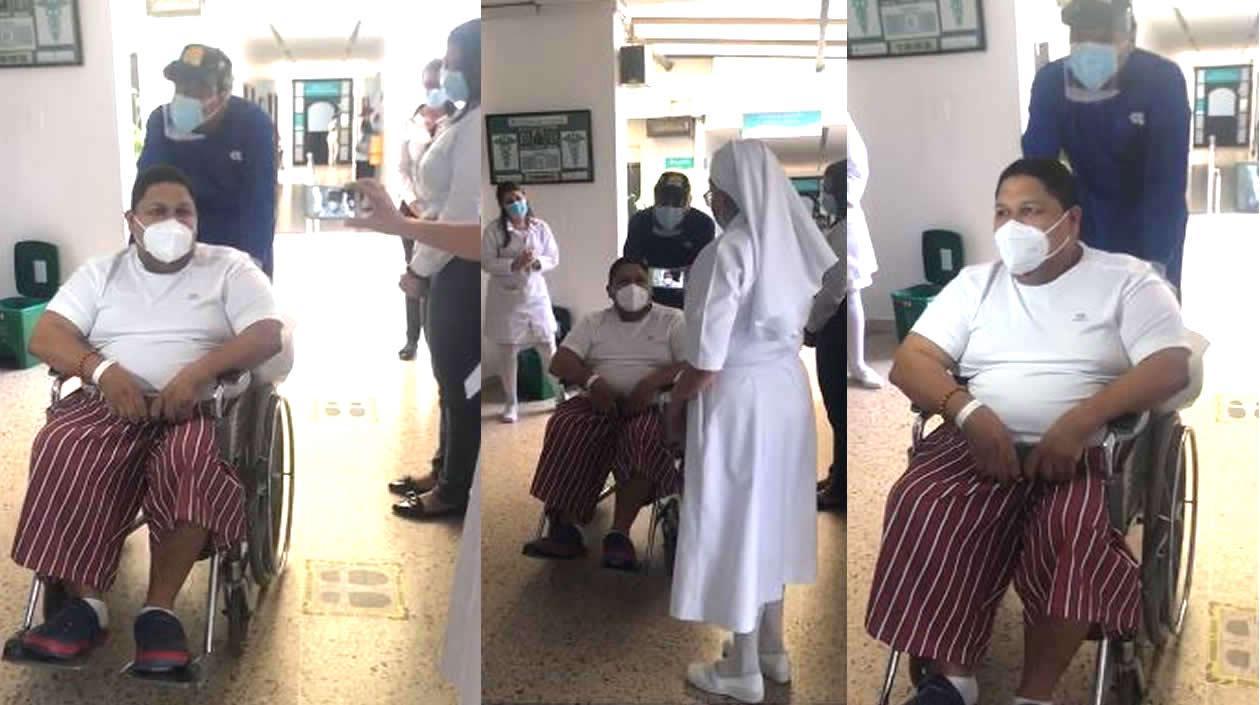 El párroco Milton Pérez Patrón abandonando la hospitalización.