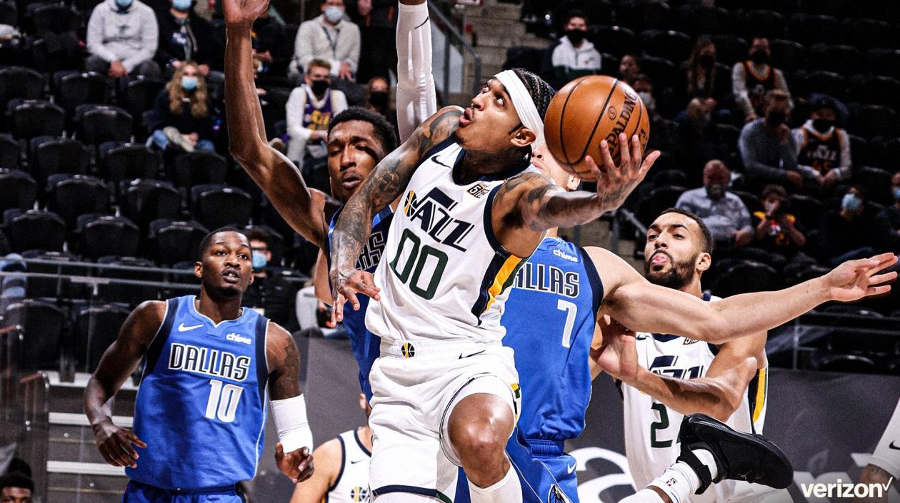 Acción del juego entre Utah y Dallas. 