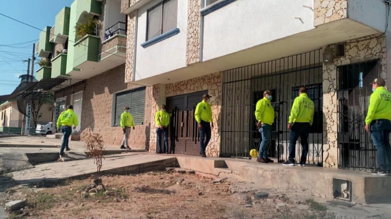 Momento en que la Policía realizaba el allanamiento. 