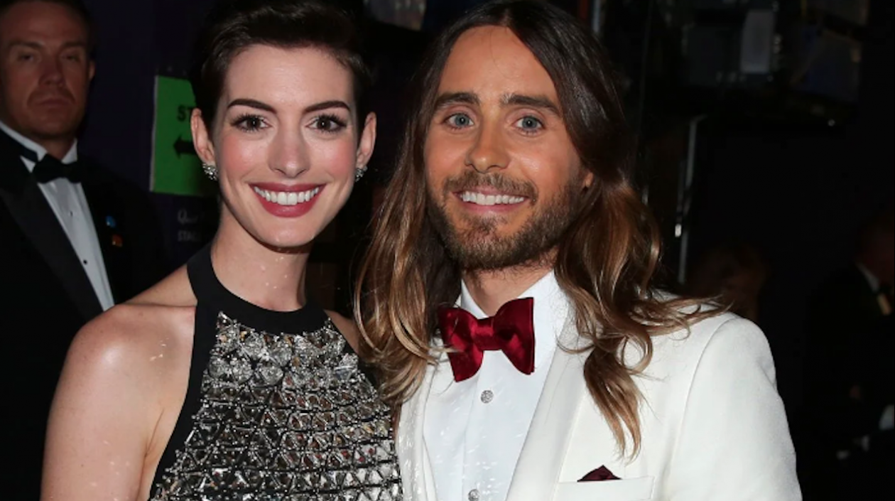 Anne Hathaway y Jared Leto.